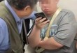 老人动手拉拽要求让座，小伙：这种态度我怎么让？上海地铁：正在核实