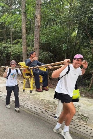 外国游客在张家界付费当“挑夫”：“当时太欢乐了，大家都在笑”